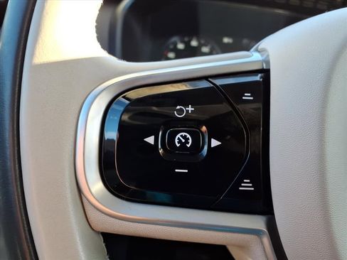 Used 2018 Volvo XC90 T6 Momentum w/ Convenience Package image 19