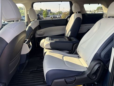 New 2026 Kia Carnival EX FWD image 27