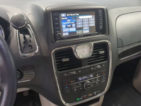 Used 2016 Chrysler Town & Country Touring w/ Driver Convenience Group FWD image 32