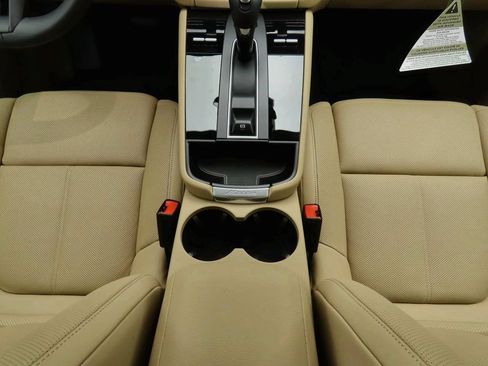 Used 2025 Porsche Macan AWD/4WD image 18