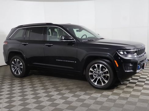 Used 2023 Jeep Grand Cherokee Overland w/ Advanced Protech Group III image 18
