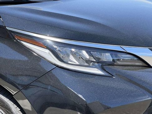 Used 2023 Toyota Sienna XSE AWD/4WD image 12