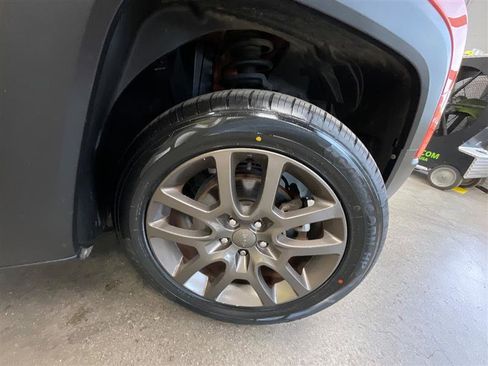Used 2016 Jeep Renegade 75th Anniversary AWD/4WD image 34