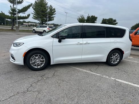 New 2026 Chrysler Pacifica Select image 17