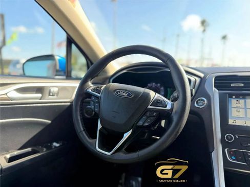 Used 2018 Ford Fusion SE w/ Fusion SE Technology Package FWD image 16