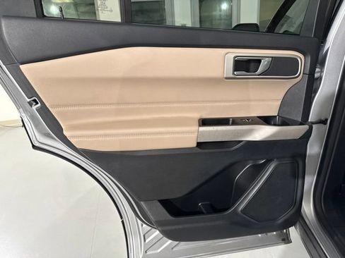 Used 2022 Ford Explorer XLT w/ Equipment Group 202A AWD/4WD image 18