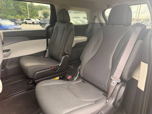 Used 2023 Kia Carnival LX FWD image 22