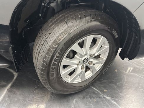 Used 2016 Toyota Land Cruiser image 40