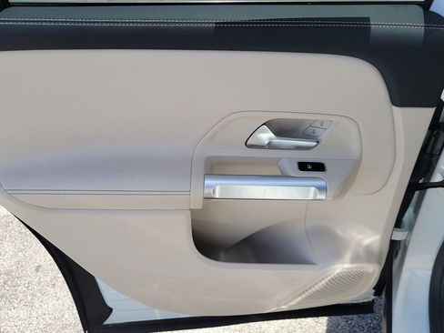 Certified 2022 Mercedes-Benz GLB 250 image 11