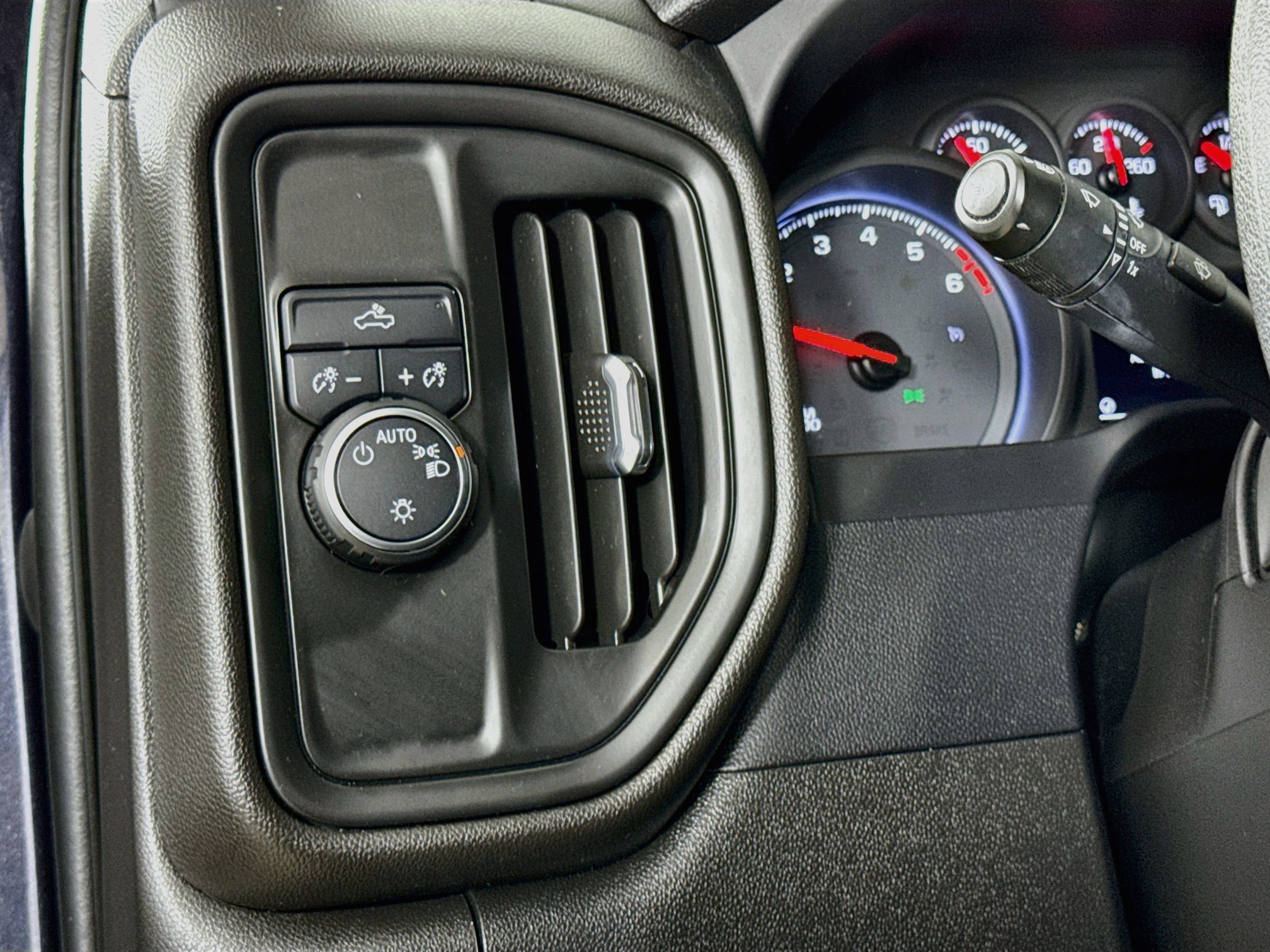 Used 2022 Chevrolet Silverado 1500 Custom RWD image 12