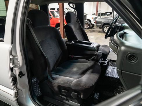 Used 2002 Chevrolet Silverado 2500 LS w/ Electrical Convenience Pkg AWD/4WD image 24