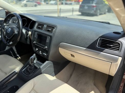 Used 2016 Volkswagen Jetta SE FWD image 25