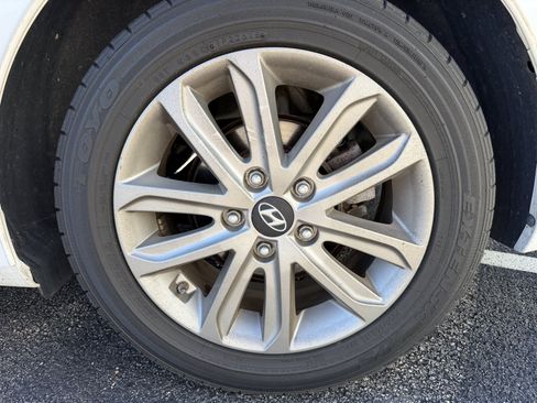 Used 2016 Hyundai Elantra SE w/ Option Group 02 FWD image 8