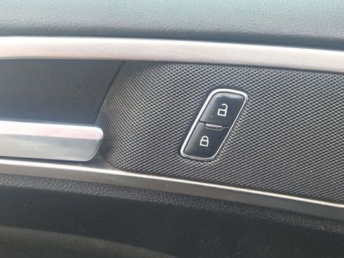 Used 2017 Ford Fusion SE FWD image 18