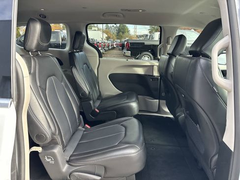 Certified 2024 Chrysler Pacifica Touring-L image 5