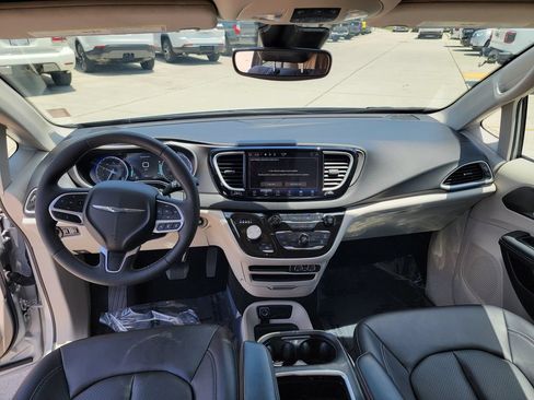 Used 2024 Chrysler Pacifica Touring-L FWD image 18