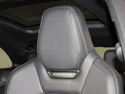 Used 2025 Porsche Macan Electric image 19