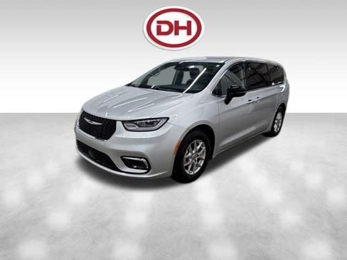 Used 2024 Chrysler Pacifica Touring-L FWD image 11