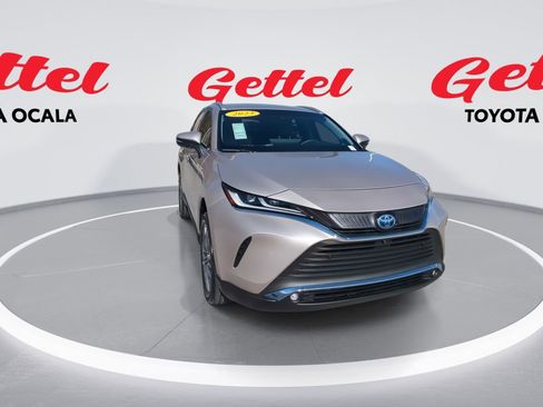 Used 2023 Toyota Venza LE image 3