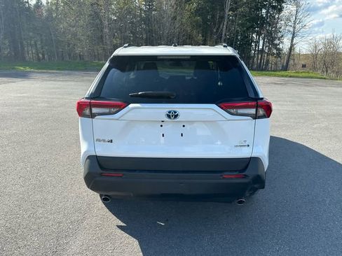 Used 2021 Toyota RAV4 LE AWD/4WD image 4