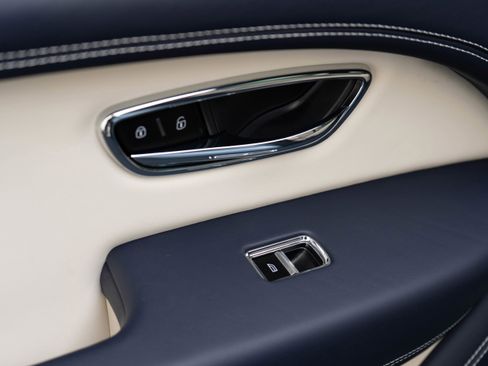 Used 2023 Bentley Bentayga image 30