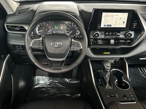 Used 2024 Toyota Highlander XLE FWD image 13