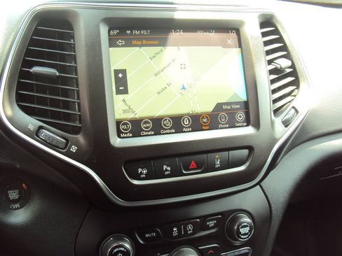 Used 2019 Jeep Cherokee Trailhawk AWD/4WD image 8