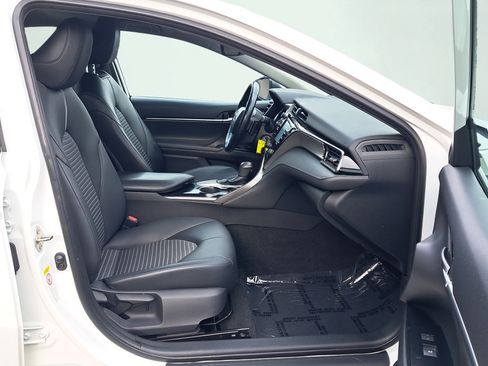 Used 2019 Toyota Camry SE w/ Carpet Mat Package FWD image 16