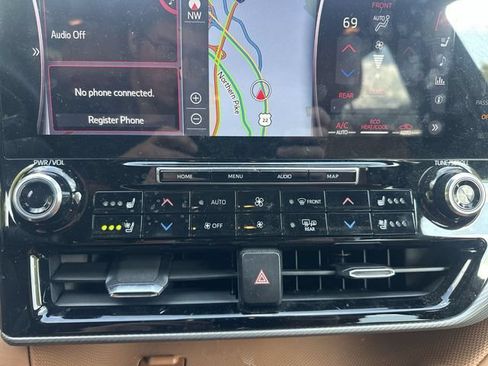 Used 2021 Toyota Highlander Platinum AWD/4WD image 19