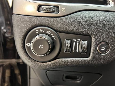Used 2020 Jeep Cherokee Limited w/ Technology Group AWD/4WD image 17