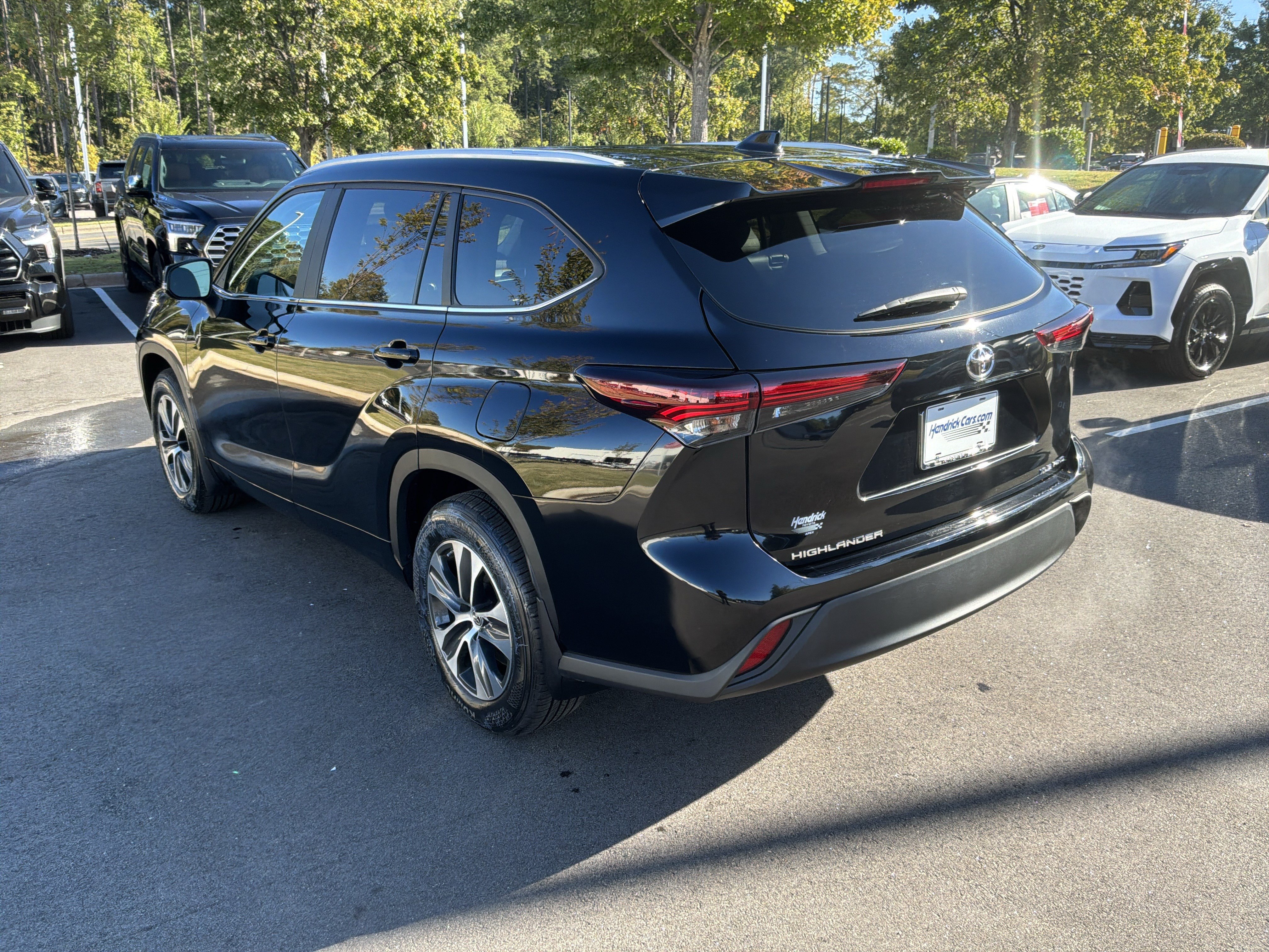 Used 2024 Toyota Highlander XLE AWD/4WD image 8