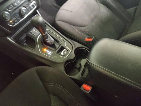 Used 2019 Jeep Cherokee Latitude w/ Popular Appearance Group FWD image 26