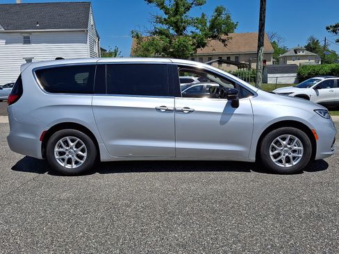 Used 2024 Chrysler Pacifica Touring-L FWD image 6