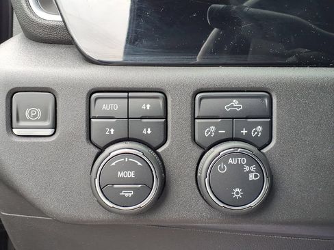 Used 2022 Chevrolet Silverado 1500 LT AWD/4WD image 22