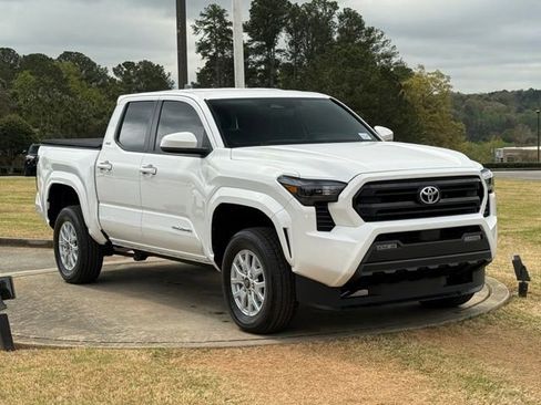 Used 2024 Toyota Tacoma SR5 image 9