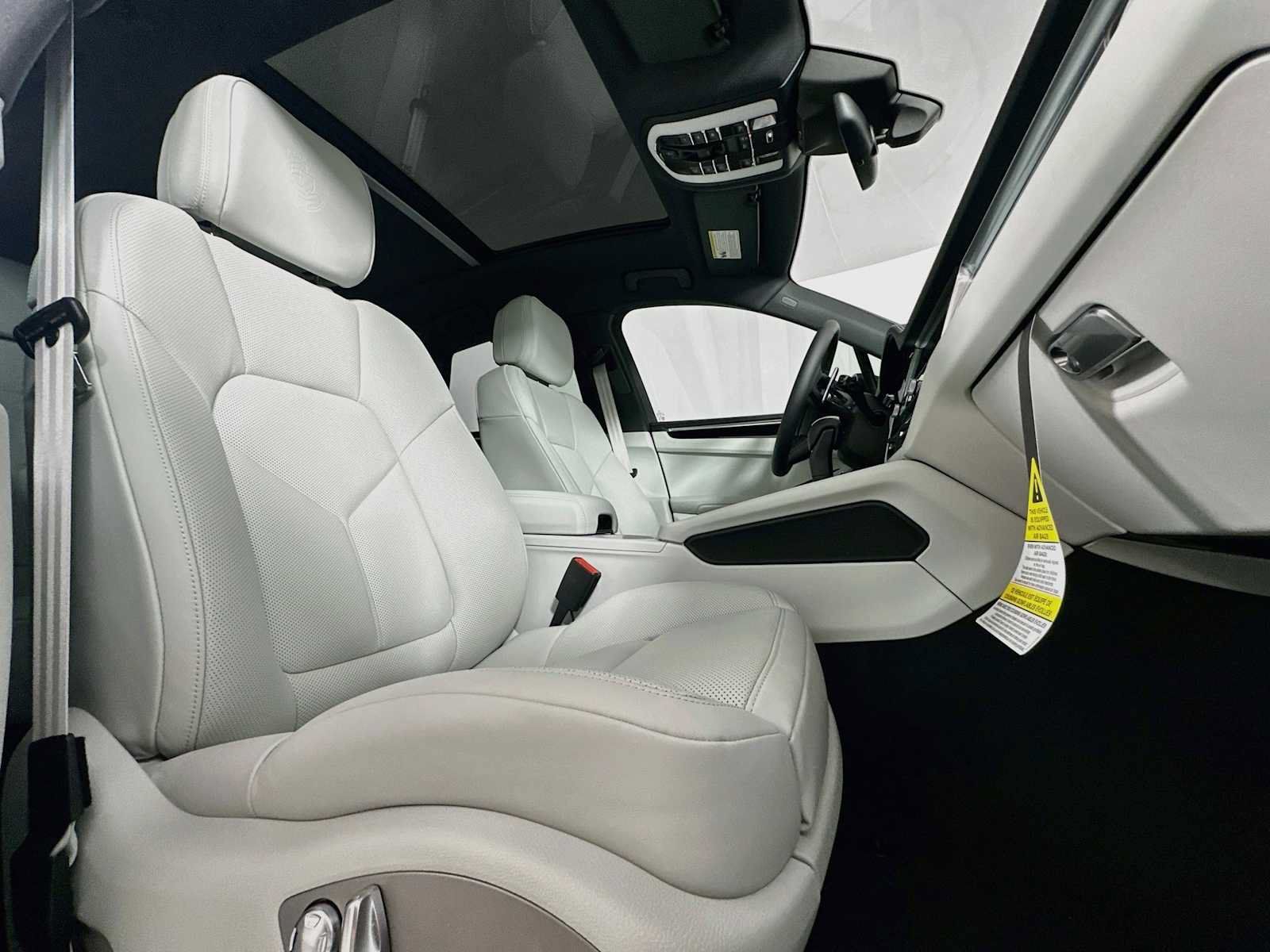 Certified 2025 Porsche Macan AWD/4WD image 29