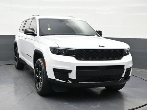 Used 2024 Jeep Grand Cherokee L Altitude AWD/4WD image 8