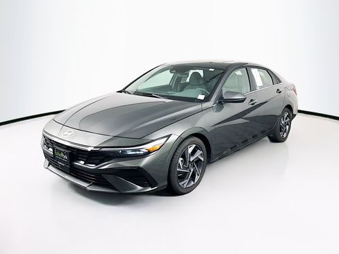 Used 2025 Hyundai Elantra SEL FWD image 3