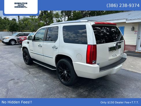 Used 2010 Cadillac Escalade AWD image 4
