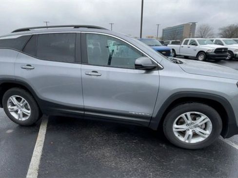 Used 2023 GMC Terrain SLE w/ Driver Convenience Package image 3