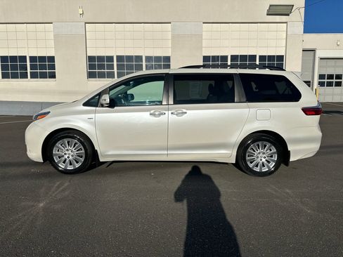 Used 2016 Toyota Sienna Limited Premium w/ Outdoor Package AWD/4WD image 3