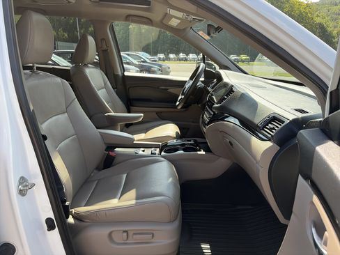 Used 2021 Honda Pilot Touring image 10
