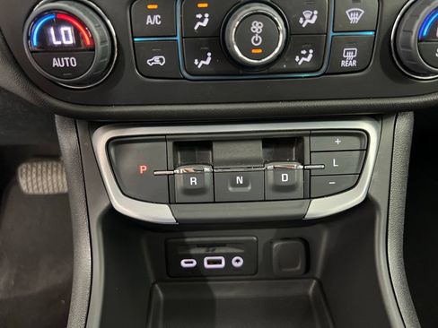Used 2024 GMC Terrain SLE w/ Driver Convenience Package FWD image 15