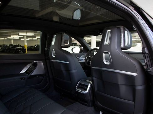 Used 2025 BMW 760i xDrive w/ Executive Package image 28