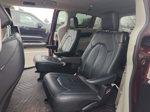 Used 2021 Chrysler Pacifica Touring-L image 10
