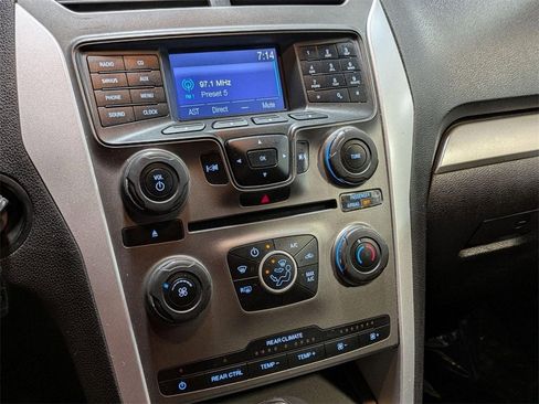 Used 2015 Ford Explorer XLT image 19
