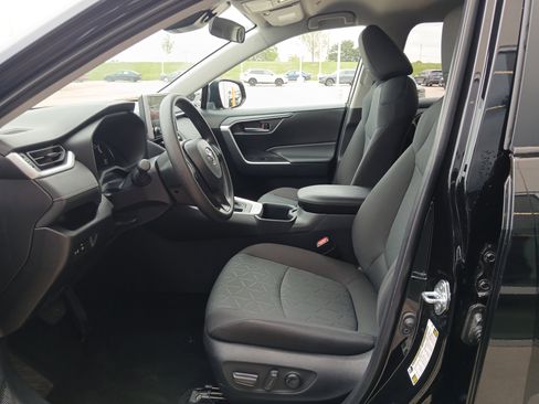 Used 2025 Toyota RAV4 XLE AWD/4WD image 8