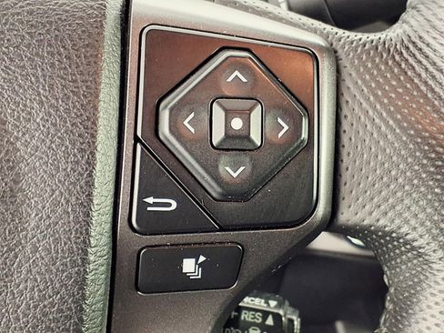 Used 2022 Toyota Tacoma TRD Off-Road w/ Technology Package AWD/4WD image 17