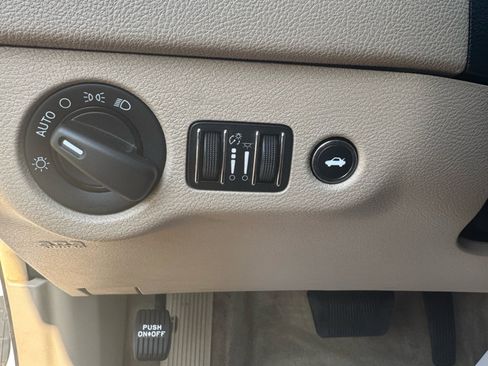 Used 2013 Chrysler 300 image 10