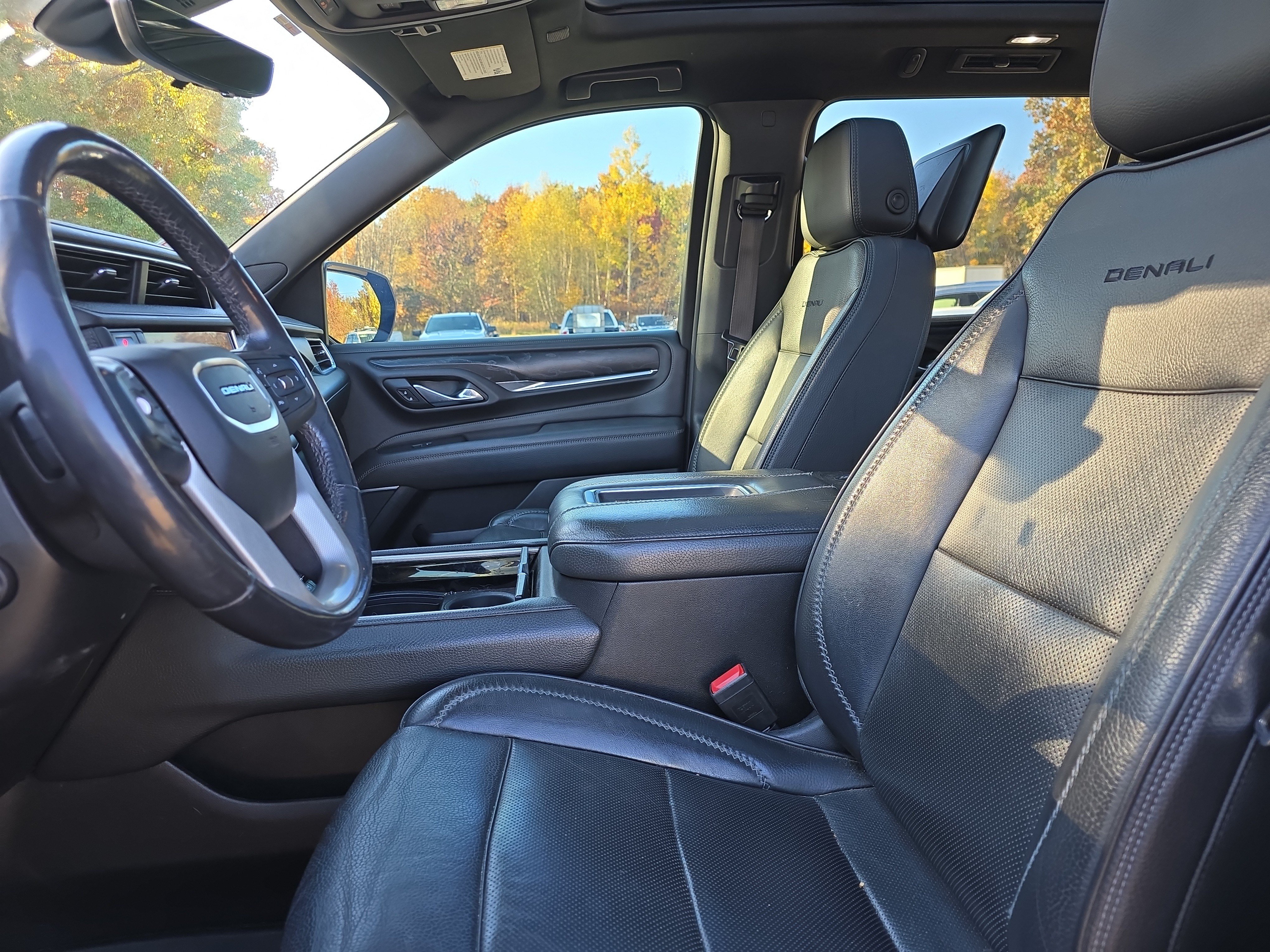 Used 2021 GMC Yukon XL Denali w/ Denali Premium Package AWD/4WD image 12